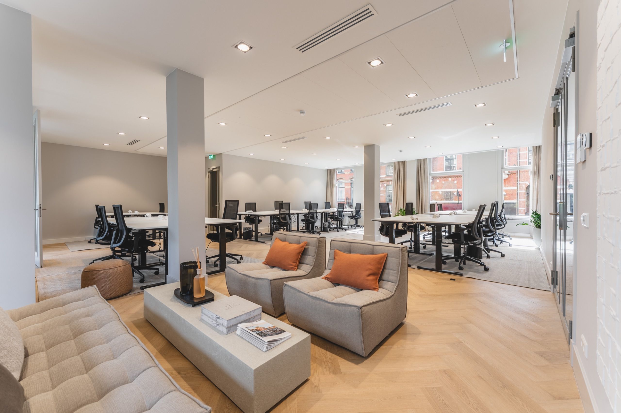 Open kantoorvloer met lounge en werkplekken in De Willem