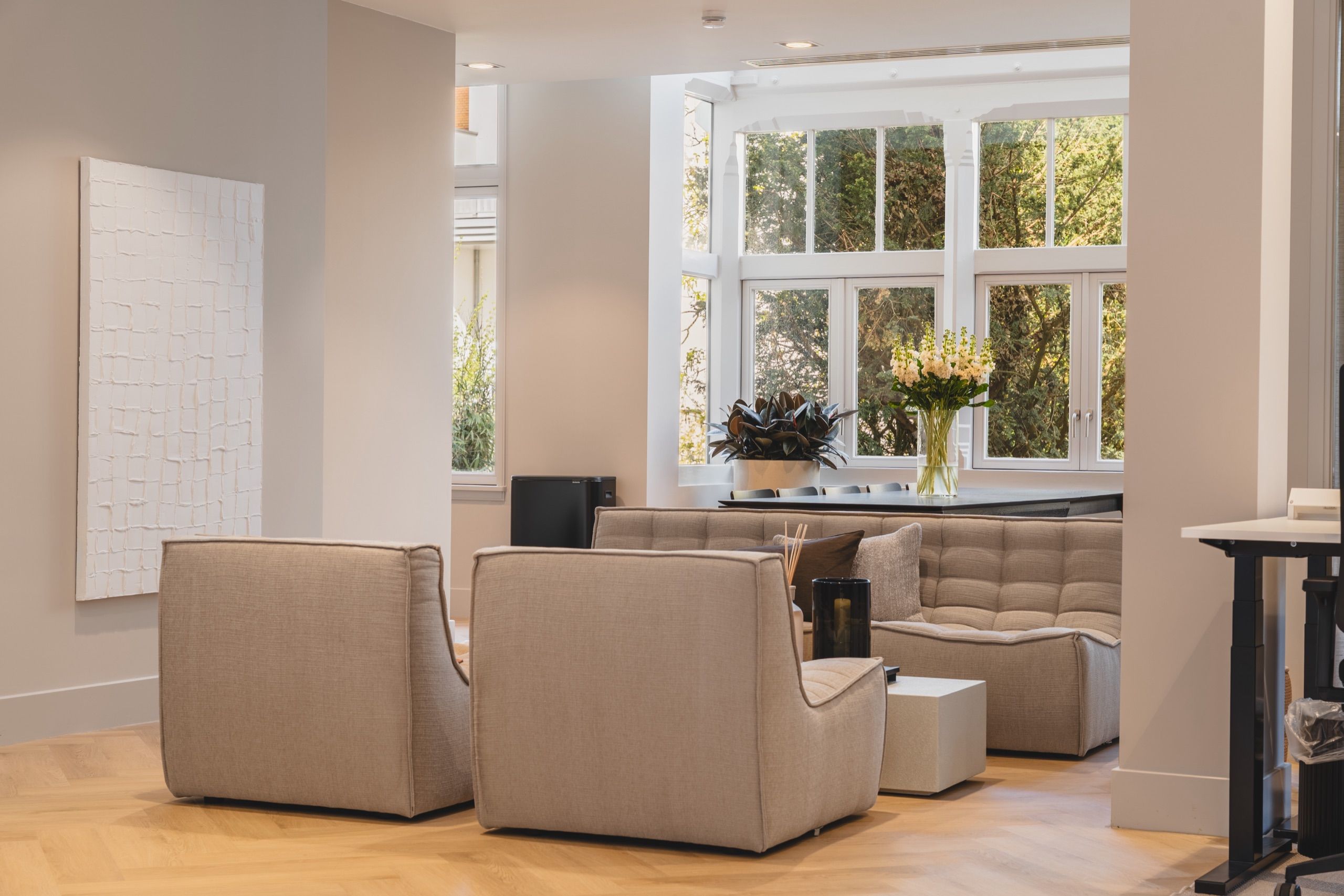 Lounge met erker en fauteuils in De Willem
