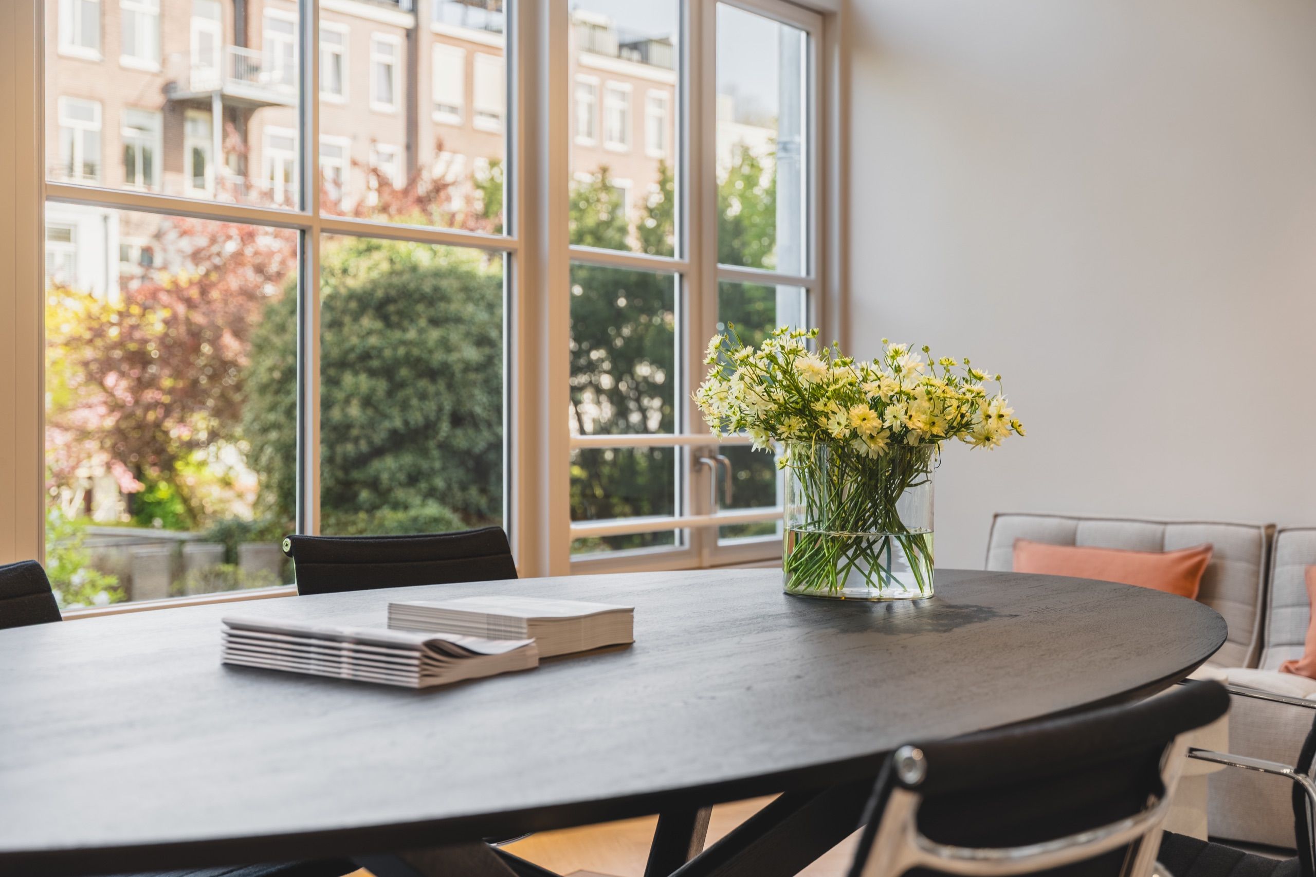Ronde meetingtafel met uitzicht op de tuinen van Oud-Zuid